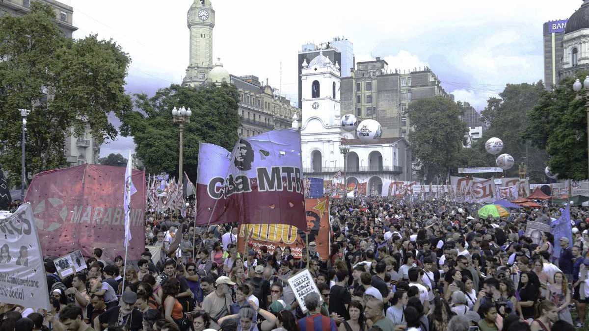 Marcha por el Día de la Memoria, a 49 años del golpe militar. Las columnas de las distintas organizaciones de Derechos Humanos, políticas y sindicales empiezan, a copar la Plaza de Mayo, donde será el acto central está previsto para las 16.30. Marcha por el Día de la Memoria, a 49 años del golpe militar. Las columnas de las distintas organizaciones de Derechos Humanos, políticas y sindicales empiezan, a copar la Plaza de Mayo, donde será el acto central está previsto para las 16.30.