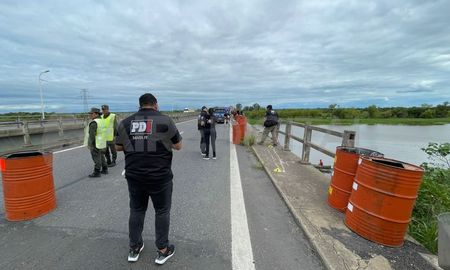 Policía de Investigaciones y Bomberos Zapadores trabajan en extraer el camión que cayó al arroyo Miní. Policía de Investigaciones y Bomberos Zapadores trabajan en extraer el camión que cayó al arroyo Miní.