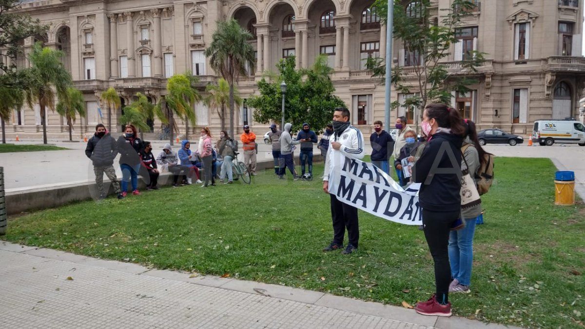 Con carteles alusivos al reclamo de Justicia y a un mes del femicidio de Marcela Maydana en la localidad de Recreo, la familia se manifiesta en la puerta de Tribunales