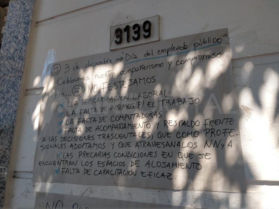 Una de las pancartas que los trabajadores pegaron en la pared del frente de la Secretaría de la Niñez.