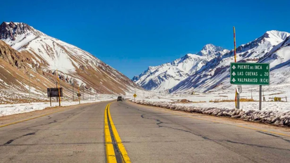 Descubrí la ruta argentina que serpentea a la vera de un viejo ferrocarril entre picos nevados y paisajes increíbles