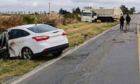 El accidente ocurrió a la altura de Centeno. La conductora del automóvil fue trasladada a una clínica privada. El accidente ocurrió a la altura de Centeno. La conductora del automóvil fue trasladada a una clínica privada.