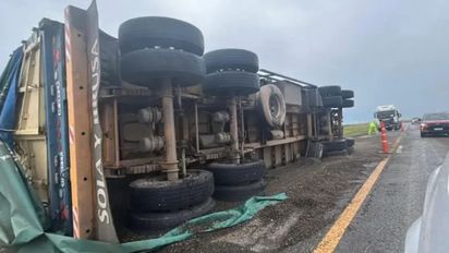 Impactante vuelco en Ruta Nacional 34: un camión con acoplado quedó cruzado sobre la calzada
