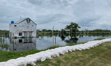 Los vecinos de la Vuelta de Paraguayo se encuentran en alerta ante el avance del agua. Los vecinos de la Vuelta de Paraguayo se encuentran en alerta ante el avance del agua.