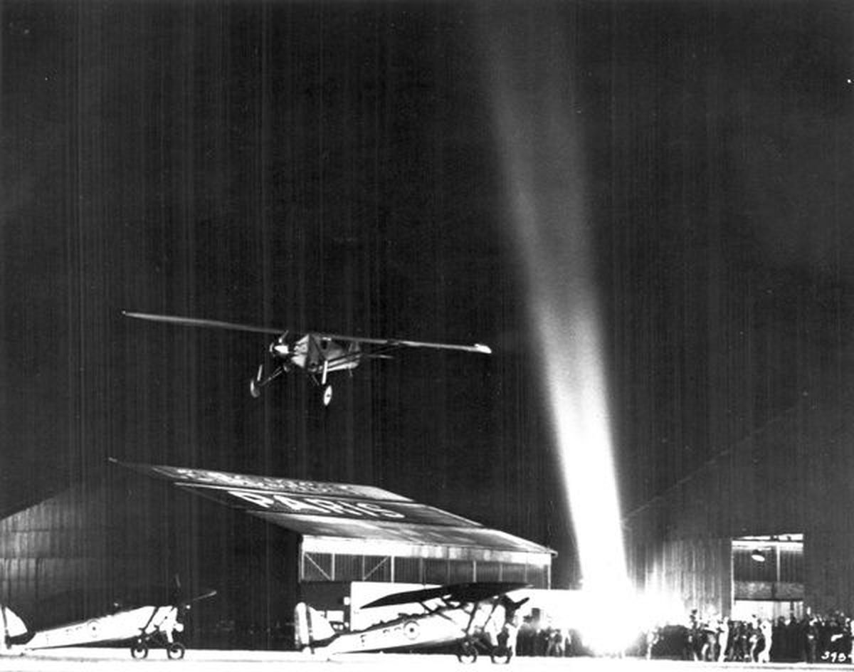 Lindbergh aterrizó en el aeródromo de Le Bourget, en las afueras de París, a las 22.22, hora local, del sábado 21 de mayo de 1927. Habían pasado 33 horas y media después de su partida de Nueva York –en la actualidad, un avión comercial cubre este trayecto, en promedio, en unas 7 horas– y hacía 55 horas que no dormía. Lindbergh aterrizó en el aeródromo de Le Bourget, en las afueras de París, a las 22.22, hora local, del sábado 21 de mayo de 1927. Habían pasado 33 horas y media después de su partida de Nueva York –en la actualidad, un avión comercial cubre este trayecto, en promedio, en unas 7 horas– y hacía 55 horas que no dormía.