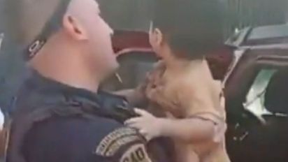 Dramático rescate en Pilar: un policía rompió el vidrio de una camioneta para salvar a un nene de 2 años