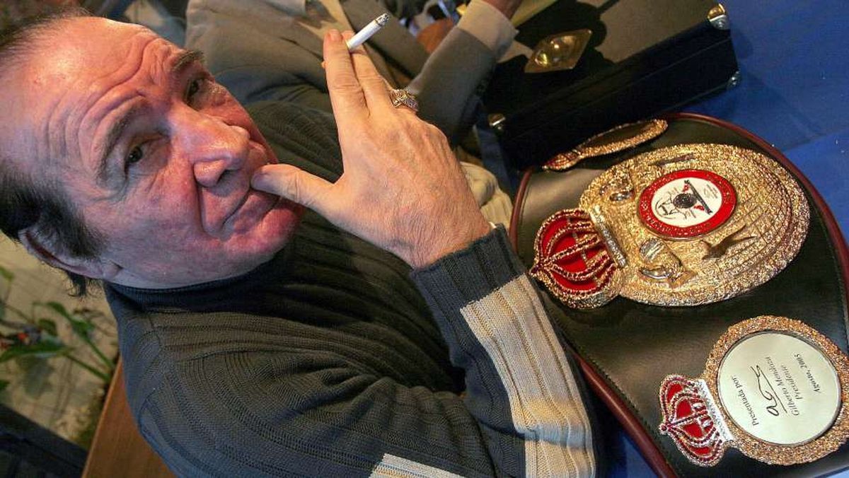 Su incontrolable adicción al cigarrillo fue deteriorando su salud (incluso debieron practicarle un triple bypass coronario), hasta que el miércoles 7 de septiembre de 2005, cerca de las 22.45 y, a los 66 años, Nicolino murió mientras dormía en su casa de Las Heras, en su Mendoza natal. Su incontrolable adicción al cigarrillo fue deteriorando su salud (incluso debieron practicarle un triple bypass coronario), hasta que el miércoles 7 de septiembre de 2005, cerca de las 22.45 y, a los 66 años, Nicolino murió mientras dormía en su casa de Las Heras, en su Mendoza natal.