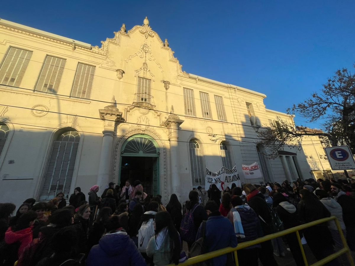 El reclamo se realizó en el edificio actual, donde además del instituto de Educación Superior, funciona la primaria y secundaria. El reclamo se realizó en el edificio actual, donde además del instituto de Educación Superior, funciona la primaria y secundaria.