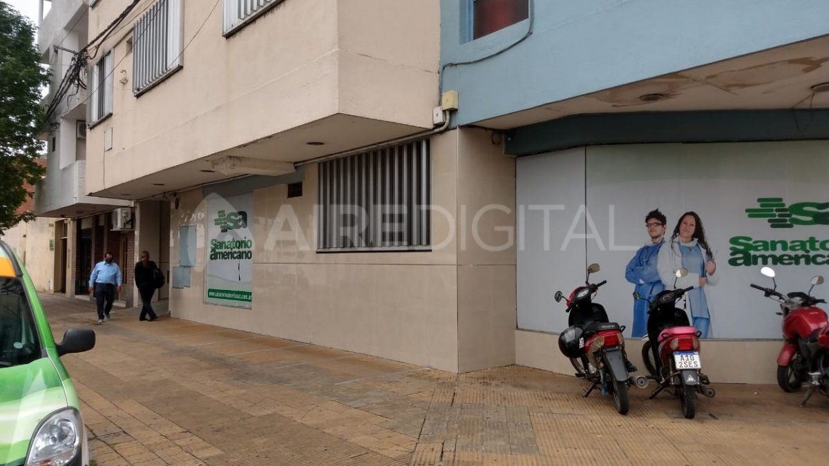 Ramón Gamarra se encuentra internado en el Sanatorio Americano, donde trabaja como enfermero. Su mujer también está en el nosocomio, pero pronto será externada y seguirá el aislamiento en su casa.