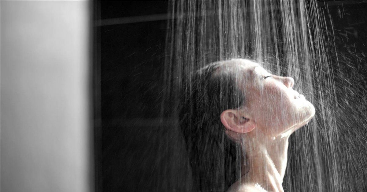 Aunque puede ser relajante, es mejor dejar pasar un tiempo prudente luego de la comida para darnos una ducha.