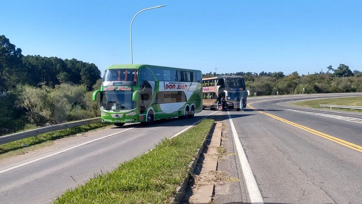 Con dos colectivos, los manifestantes interrumpieron el tránsito en la bajada de la autovía 19 hacia Santa Fe por autopista. 