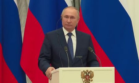 Vladimir Putin reconoció la independencia de regiones separatistas del este de Ucrania. Vladimir Putin reconoció la independencia de regiones separatistas del este de Ucrania.
