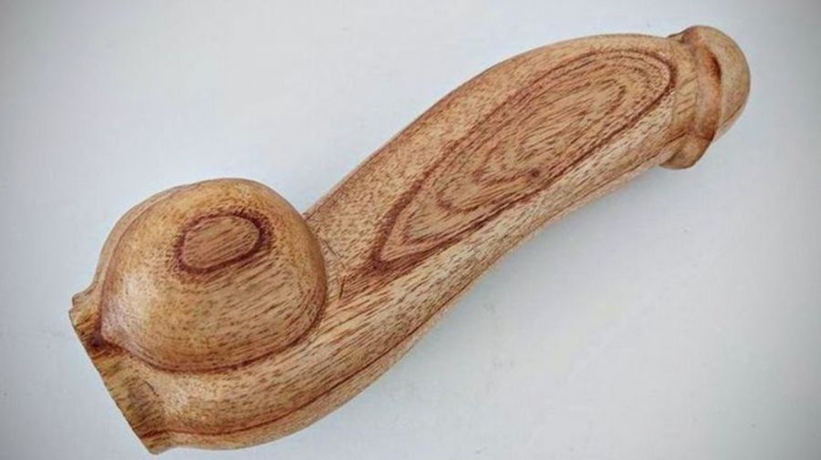 La adquisición de los penes de madera generaron gran revuelo.