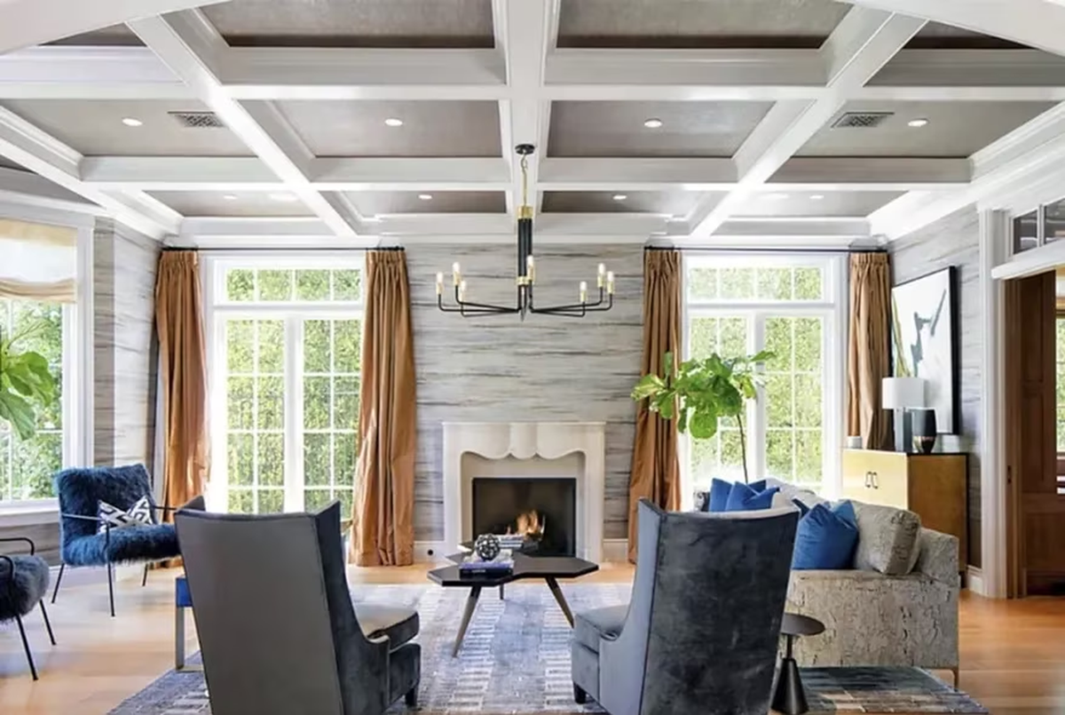 El living de la mansión en la que vivía LeBron James junto con su familia.