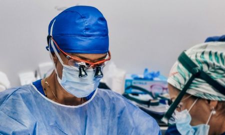 La Dra. Susacasa es cirujana especializada en recuperación capilar y cuenta con más de 30 años de experiencia en el tratamiento de la calvicie. La Dra. Susacasa es cirujana especializada en recuperación capilar y cuenta con más de 30 años de experiencia en el tratamiento de la calvicie.