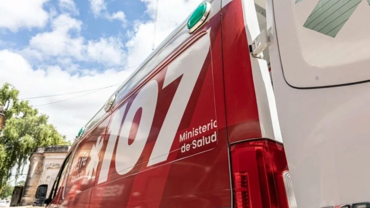 Personal del servicio de emergencias 107 acudió al lugar y trasladó a los dos jóvenes al Hospital Protomédico para recibir una mejor atención médica.