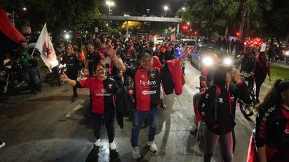 Con una caravana multitudinaria, Colón festeja sus 121 años en las calles de Santa Fe