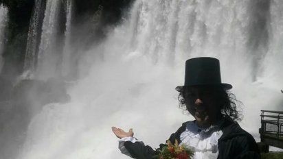 Se casó con las Cataratas del Iguazú para pedir por la Amazonia