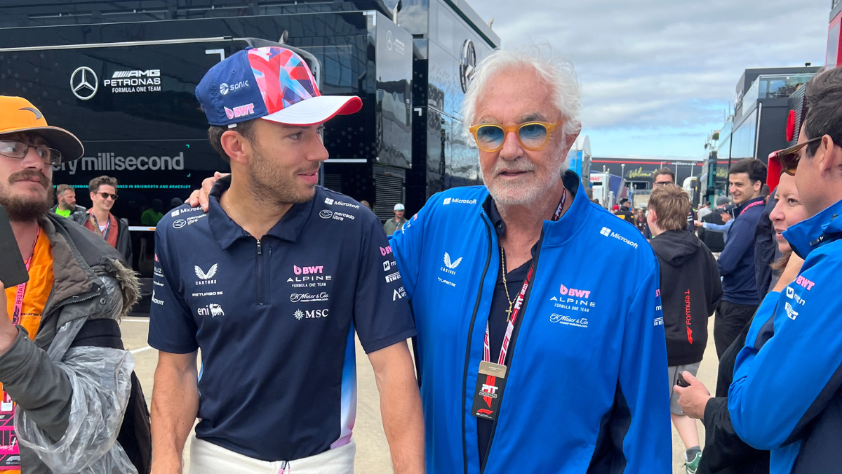 Pierre Gasly junto a Flavio Briatore tras el GP de Gran Bretaña. Pierre Gasly junto a Flavio Briatore tras el GP de Gran Bretaña.