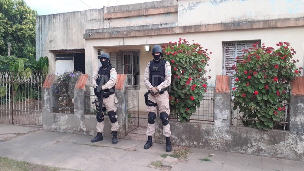 Los prefectos en uno de los domicilios que fueron investigados.