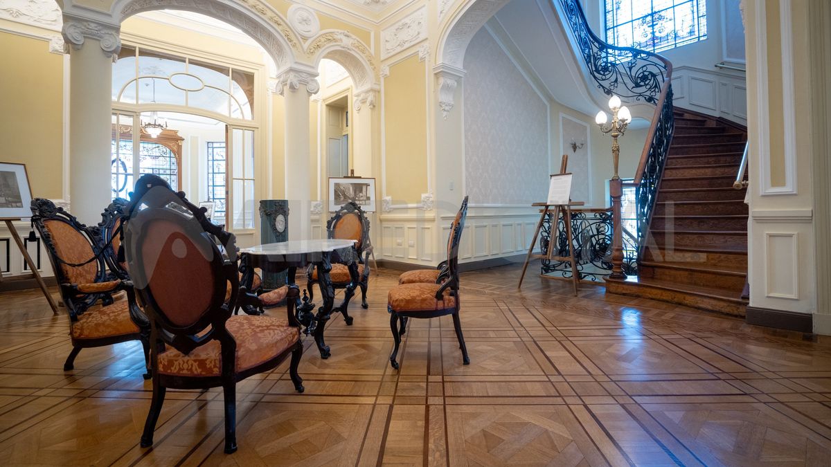 La sala principal de la casa fue el epicentro de reuniones y bailes de la sociedad santafesina. Los muebles colaboran en la ambientación de una época que se fue, pero que hoy se puede revivir.