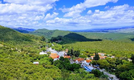 Los Cocos se ubica a más de 1200 metros sobre el nivel del mar, lo que lo convierte en el punto más alto del Valle de Punilla y garantiza un microclima fresco incluso en los días soleados de otoño. Los Cocos se ubica a más de 1200 metros sobre el nivel del mar, lo que lo convierte en el punto más alto del Valle de Punilla y garantiza un microclima fresco incluso en los días soleados de otoño.