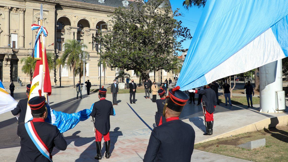 A las 10 de la mañana de este 25 de mayo se izaron las banderas frente a Casa de Gobierno.