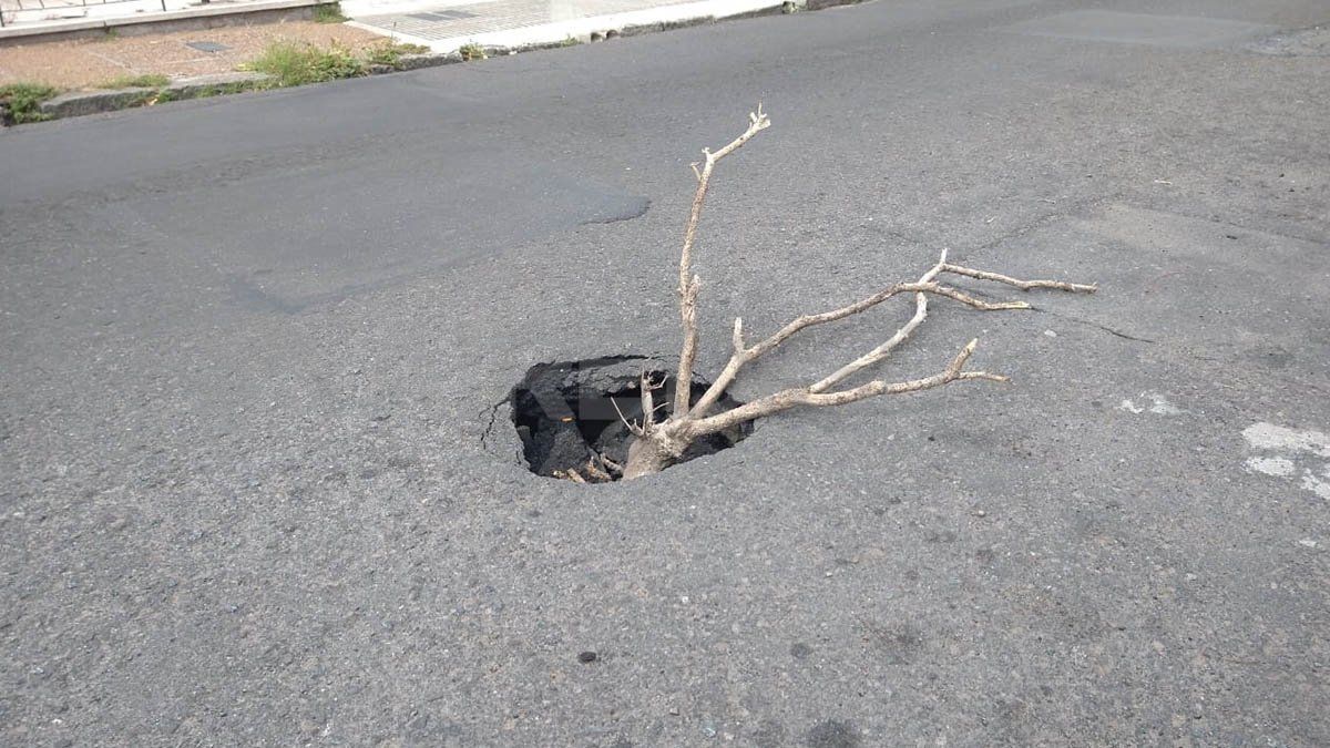 El peligroso pozo está ubicado en 3 de febrero al 2900, a media cuadra de la Legislatura santafesina y a una cuadra y media de la Casa de Gobierno.