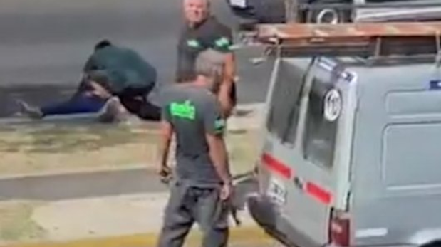 Quién es el hombre que recibió el duro golpe de un fierro