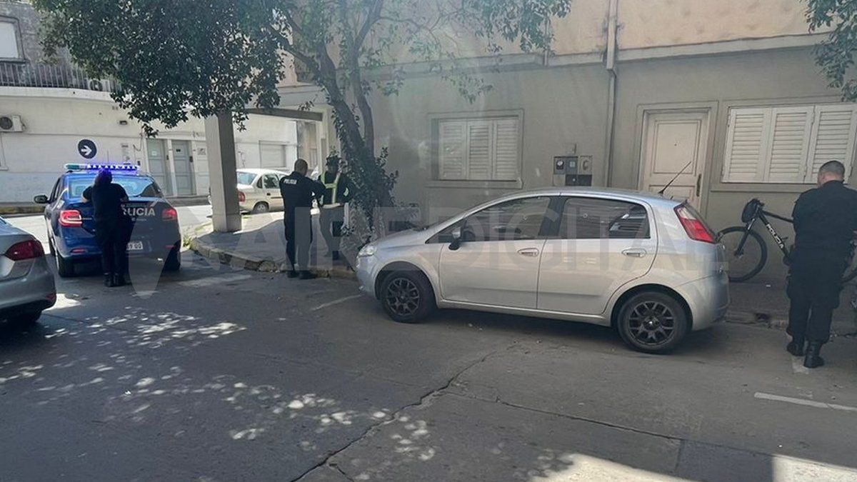 El auto tiene al menos ocho disparos.