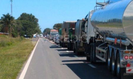 El corte de tránsito es total sobre la ruta N°11 a la altura de Arocena. El corte de tránsito es total sobre la ruta N°11 a la altura de Arocena.