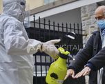 Mar del Plata: ciudadanos argentinos repatriados desde&nbsp;Espa&ntilde;a son revisados cumpliendo el protocolo de bioseguridad, antes de su traslado al hotel donde mantendr&aacute;n la cuarentena.