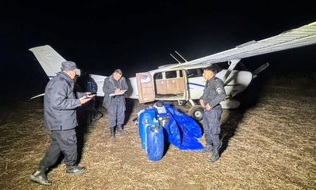 Personal policial de Díaz junto a la avioneta de los extranjeros, el pasado 3 de junio. Personal policial de Díaz junto a la avioneta de los extranjeros, el pasado 3 de junio.