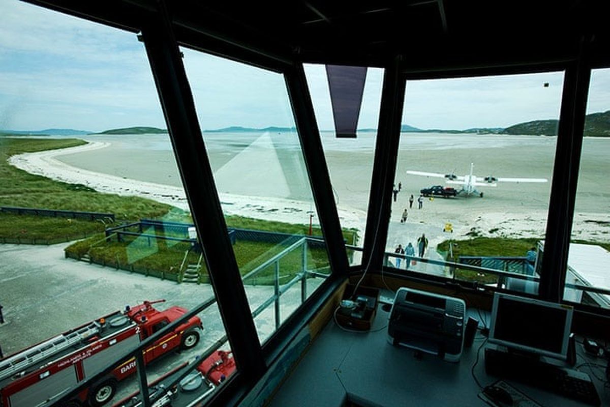 Vista de la “plataforma” (que es la playa misma) desde la torre de control. Barra está abierto de lunes a sábados de 10.30 a 15.30, lapso en el que Loganair opera sus dos vuelos a Glasgow y, los domingos, el horario de actividades se reduce: es de 11.30 a 12.45.