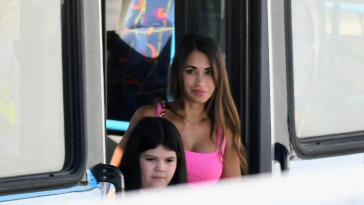 Antonela vistió una musculosa fucsia. 