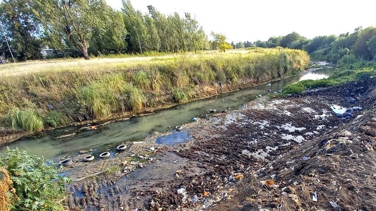 El arroyo Ludueña, un foco de contaminación en el sur de la provincia de Santa Fe. El arroyo Ludueña, un foco de contaminación en el sur de la provincia de Santa Fe.