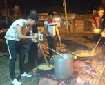 El comedor “Hoy por ellos” comenzó a funcionar hace seis meses en barrio San Lorenzo, la iniciativa que nació de un grupo de amigos que buscaba llevar alivio a los más necesitados en el barrio. El comedor “Hoy por ellos” comenzó a funcionar hace seis meses en barrio San Lorenzo, la iniciativa que nació de un grupo de amigos que buscaba llevar alivio a los más necesitados en el barrio.