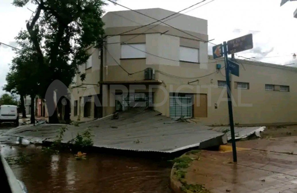 Se registraron voladuras de techo en Gálvez por el temporal. 