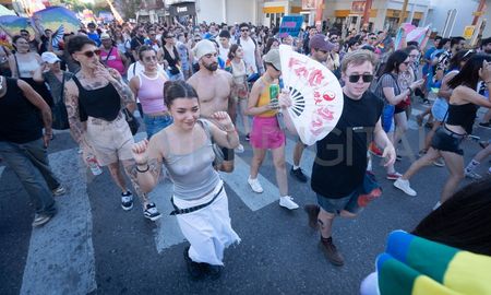 Este sábado 23 de noviembre, Santa Fe volvió a ser escenario de una explosión de alegría, resistencia y lucha con la nueva edición de la Marcha del Orgullo. Este sábado 23 de noviembre, Santa Fe volvió a ser escenario de una explosión de alegría, resistencia y lucha con la nueva edición de la Marcha del Orgullo.