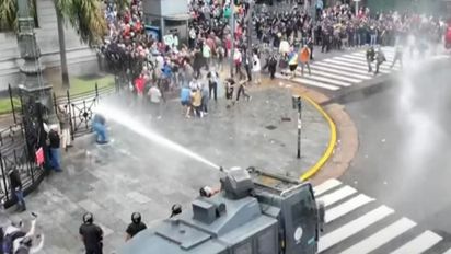Marcha de jubilados: hubo enfrentamientos entre hinchas y policías en los alrededores del Congreso de la Nación