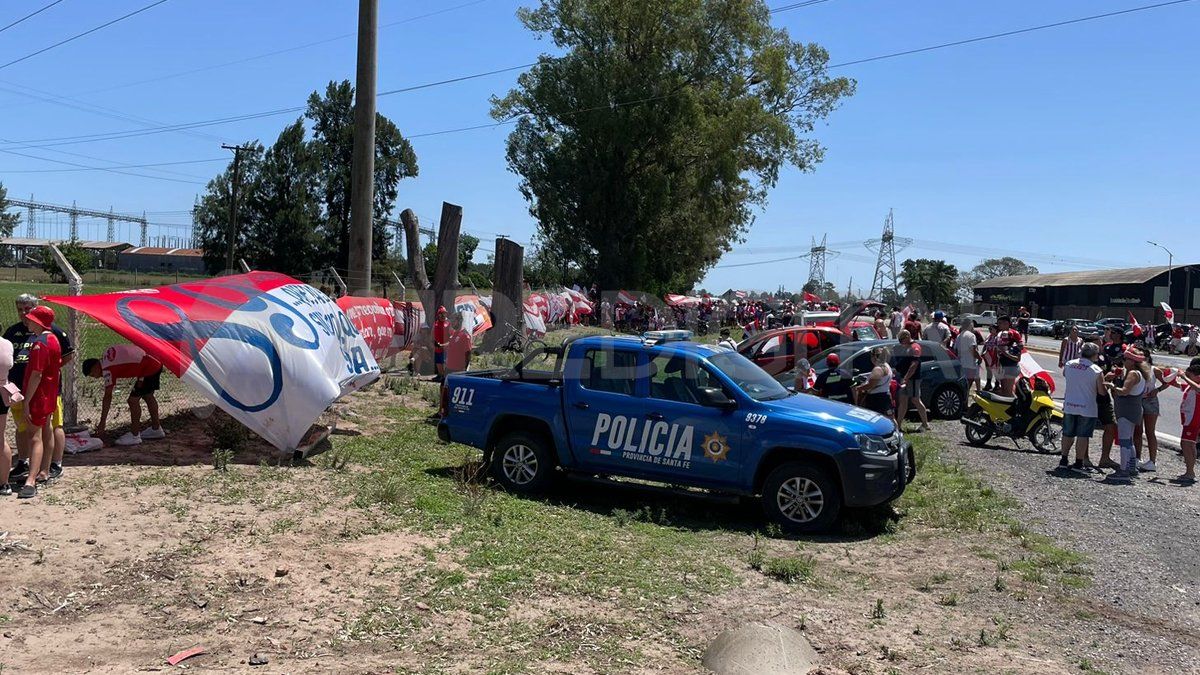 Banderazo de hinchas de Unión para despedir al plantel que parte rumbo a Córdoba para enfrentar a Belgrano.