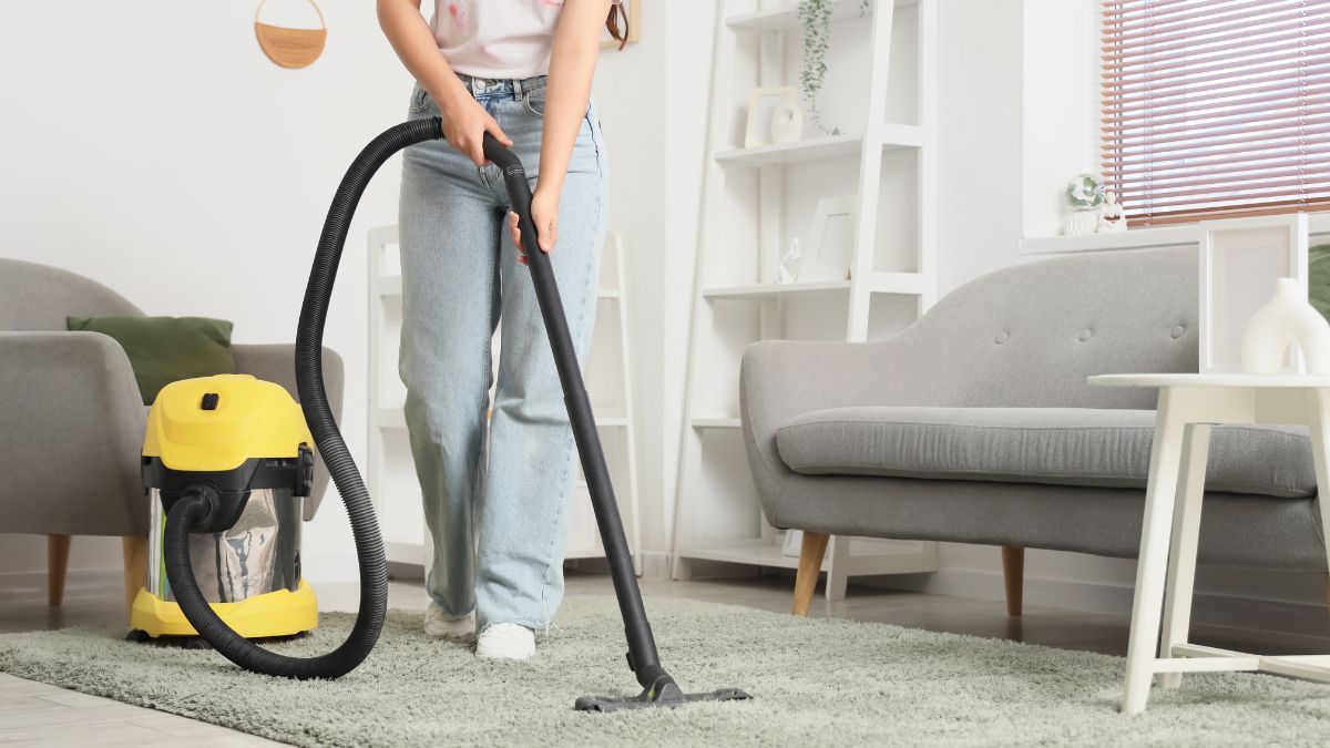 Menos es m&aacute;s: una superficie despejada y un sistema de organizaci&oacute;n por categor&iacute;as transforman una habitaci&oacute;n saturada en un espacio de calma y bienestar.