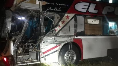 Corte total de tránsito en Ruta 11 tras choque entre camión y colectivo