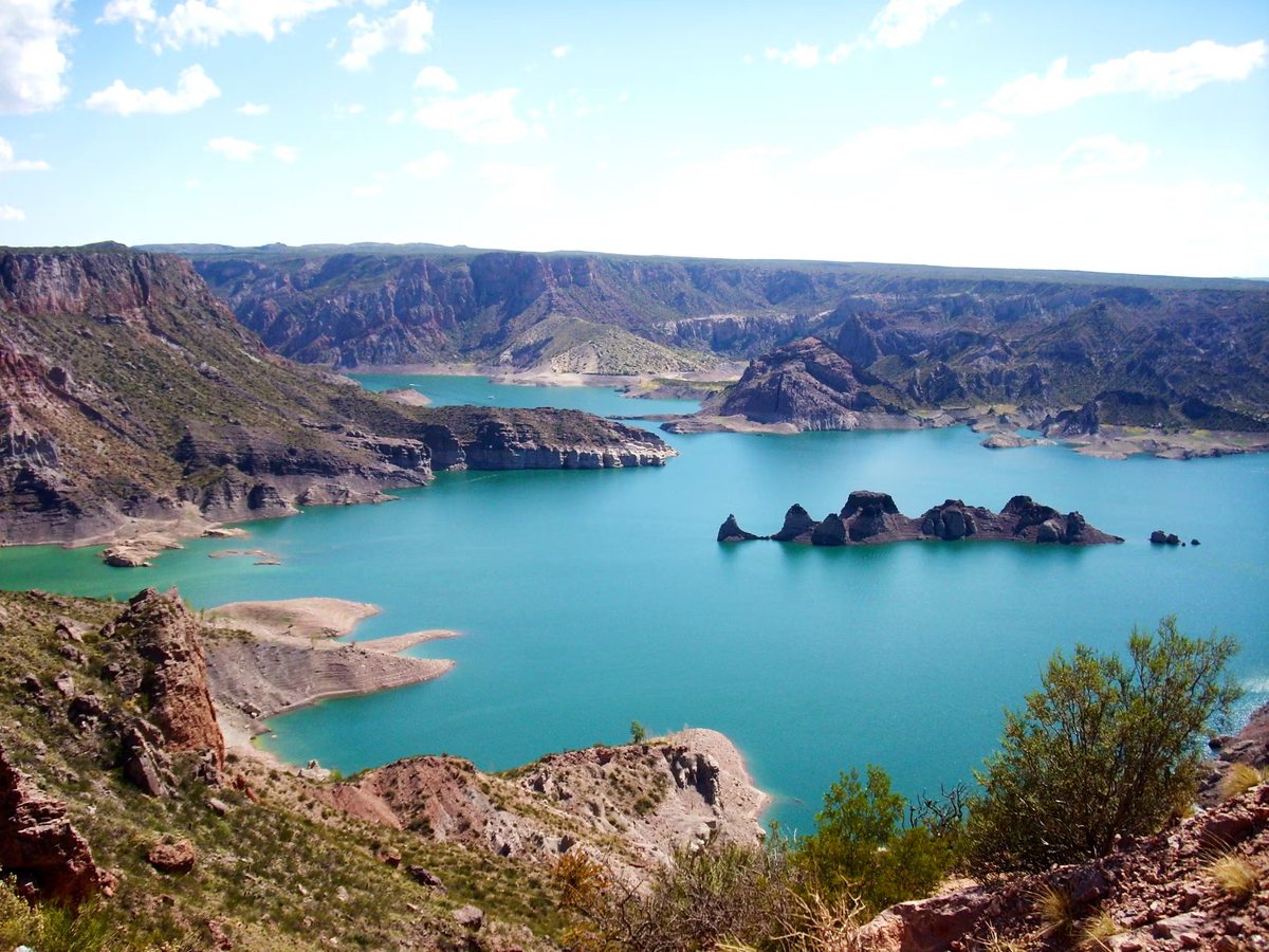 Rodeado de aguas turquesas, el Cañón del Atuel es uno de los atractivos más recurridos por los amantes del deporte náutico. Rodeado de aguas turquesas, el Cañón del Atuel es uno de los atractivos más recurridos por los amantes del deporte náutico.