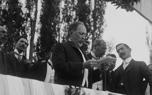 El barón constituyó la primera comisión directiva del COI, compuesta por 14 miembros proveniente de 13 países. Uno de ellos fue el abogado y pedagogo paranaense José Benjamín Zubiaur (centro), amigo personal de Coubertin, y que fue el único representante de un país iberoamericano en la conducción original del COI, cargo en el que se desempeñó hasta 1907.