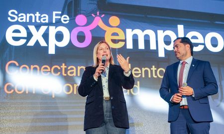 La vicegobernadora Gisela Scaglia, junto al ministro de Trabajo, Roald Báscolo, inauguró la segunda edición de Expo Empleo en la ciudad de Santa Fe. La vicegobernadora Gisela Scaglia, junto al ministro de Trabajo, Roald Báscolo, inauguró la segunda edición de Expo Empleo en la ciudad de Santa Fe.