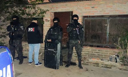 En el marco del plan de seguridad impulsado por el gobierno de Santa Fe, fuerzas policiales realizaron este lunes seis allanamientos en barrio Loyola de la ciudad capital. En el marco del plan de seguridad impulsado por el gobierno de Santa Fe, fuerzas policiales realizaron este lunes seis allanamientos en barrio Loyola de la ciudad capital.