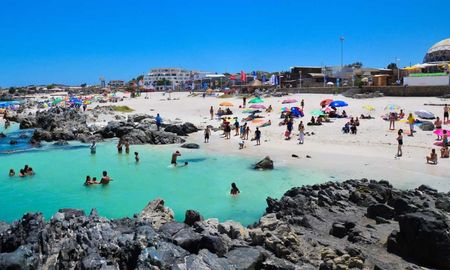 Bahía Inglesa se convirtió en uno de los destinos favoritos del verano gracias a su mezcla de mar turquesa y gastronomía local. Bahía Inglesa se convirtió en uno de los destinos favoritos del verano gracias a su mezcla de mar turquesa y gastronomía local.