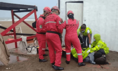 Descansaba en la playa y un viento voló la sombrilla que había colocado: el hierro se le clavó en una pierna Descansaba en la playa y un viento voló la sombrilla que había colocado: el hierro se le clavó en una pierna