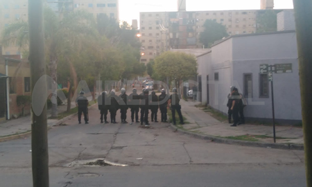 Personal policial intervino tras los desmanes que tuvieron lugar en barrio El Pozo tras el final del partido que protagonizaron los hinchas del Centro Cultural y Deportivo contra los jugadores y dirigentes de Argentinos de San Carlos. Personal policial intervino tras los desmanes que tuvieron lugar en barrio El Pozo tras el final del partido que protagonizaron los hinchas del Centro Cultural y Deportivo contra los jugadores y dirigentes de Argentinos de San Carlos.